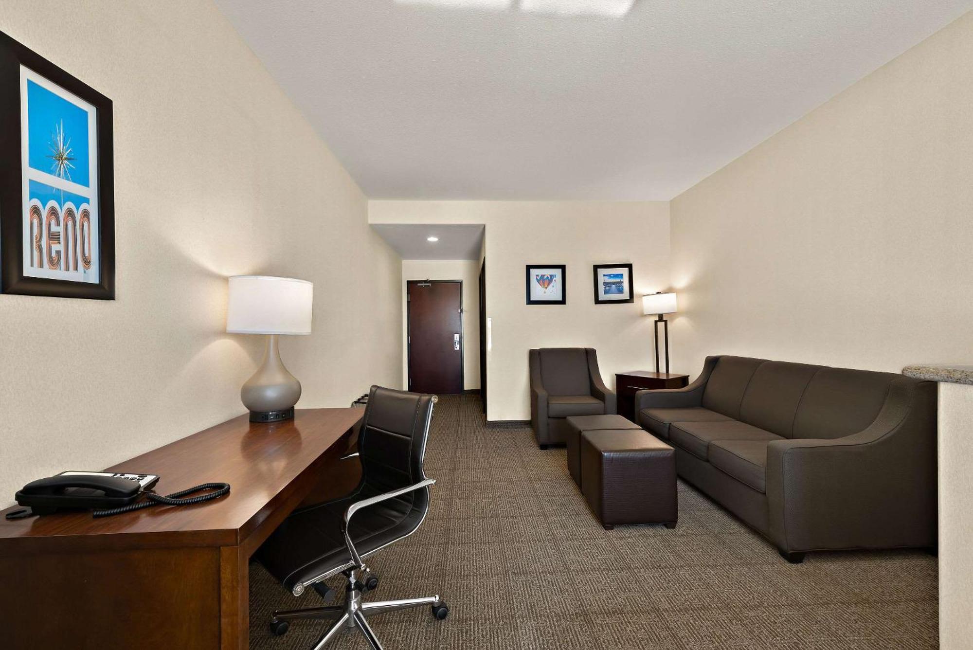 Comfort Inn & Suites Airport Convention Center Reno Exteriör bild